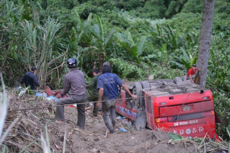 Hien truong vu xe khach cho hon 40 nguoi lao xuong vuc Quang Nam